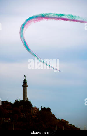 4 11 2018 in Triest, Italien. Leistung der Kunstflugstaffel Frecce Tricolori - Dreifarbige Pfeile. Stockfoto