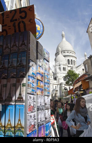 Souvenir Magnete für Verkauf an ein Geschäft, mit der Sacre-Coeur Basilika im Hintergrund, Montmartre, Paris, Frankreich. Stockfoto