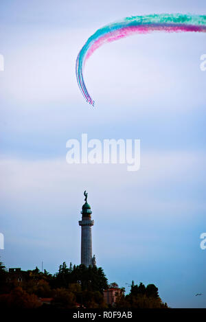 4 11 2018 in Triest, Italien. Leistung der Kunstflugstaffel Frecce Tricolori - Dreifarbige Pfeile. Stockfoto