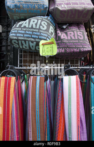 Paris souvenir Schals und Taschen für den Verkauf in einem Laden in der Nähe des Place du Tertre, Montmartre, Paris. Stockfoto