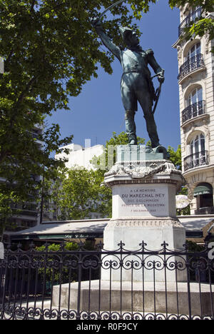 Eine Statue von Marschall Ney steht neben La Closerie Des Lilas, ein beliebtes Cafe von Ernest Hemingway, in der Gegend von Montparnasse, Paris, Frankreich. Stockfoto