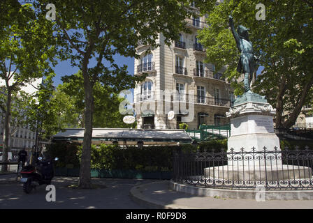 Eine Statue von Marschall Ney steht neben La Closerie Des Lilas, ein beliebtes Cafe von Ernest Hemingway, in der Gegend von Montparnasse, Paris, Frankreich. Stockfoto