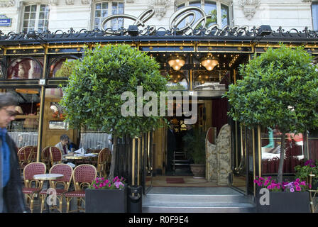 Le Dome, ein historisches Cafe populär war mit vielen Schriftstellern und Künstlern im Montparnasse Viertel von Paris, Frankreich. Stockfoto