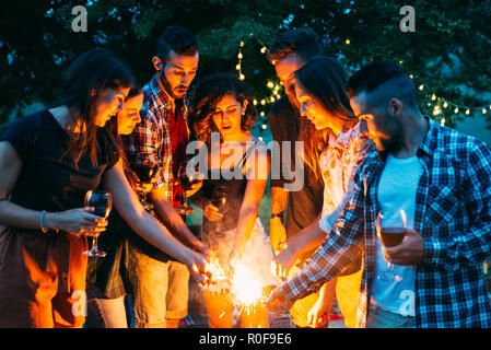 Eine Gruppe von Freunden, Grill in der Natur - glückliche Menschen Spaß auf einem Pic-nic in der Landschaft Stockfoto