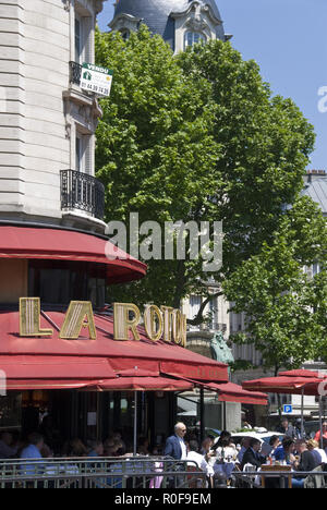 Diners Mittagessen in La Rotonde, ein beliebtes Cafe/Bar von vielen Schriftstellern und Künstlern im Montparnasse Viertel von Paris, Frankreich. Stockfoto