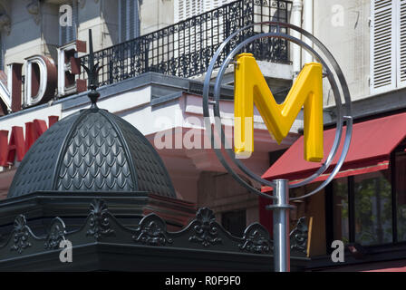 Eine Art déco-U-Bahn (U-Bahn) auf dem Boulevard du Montparnasse, vor La Rotonde, einer historischen Cafe in der Gegend von Montparnasse, Paris, Frankreich. Stockfoto