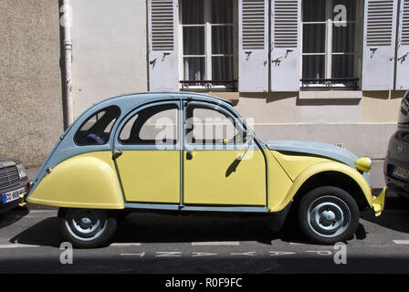 Ein Citroen 2CV Economy Car, oft scherzhaft als 'Duck' im Montparnasse Viertel von Paris, Frankreich geparkt. Stockfoto