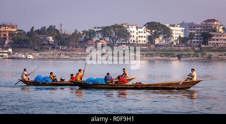 Passagiere in kleinen Booten auf Brahmaputra River, Guwahati, Assam, Indien Stockfoto