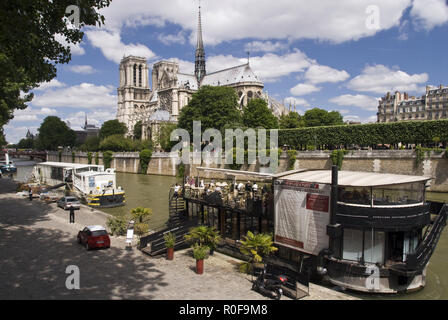 Ein Restaurant auf ein Schiff gebaut, auf dem Seine Fluss günstig neben der Kathedrale Notre Dame, Paris, Frankreich. Stockfoto