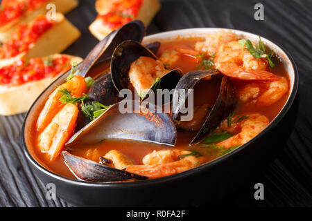 Französische Bouillabaisse Fischsuppe mit Garnelen, Fischfilets und Muscheln closeup in einer Schüssel auf dem Tisch. Horizontale Stockfoto