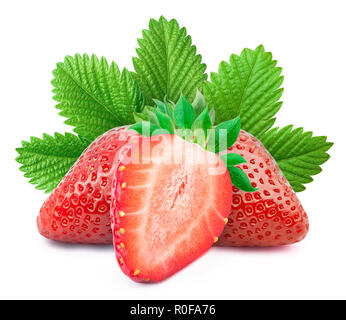 Perfekt retuschiert Erdbeeren mit in Scheiben geschnittenen Hälfte und Blätter auf weißem Hintergrund mit Freistellungspfad isoliert Stockfoto