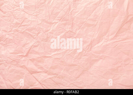 Textur von Zerknitterten rosa Geschenkpapier, closrup. Coral alten Hintergrund Stockfoto