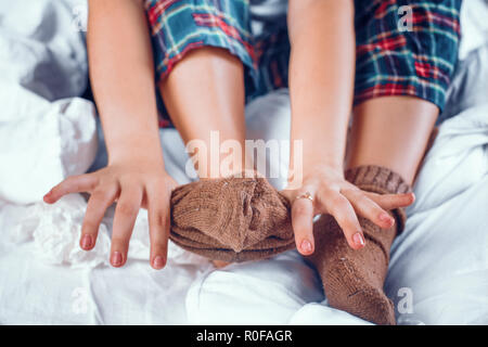 Auf warmen braunen Socken Stockfoto