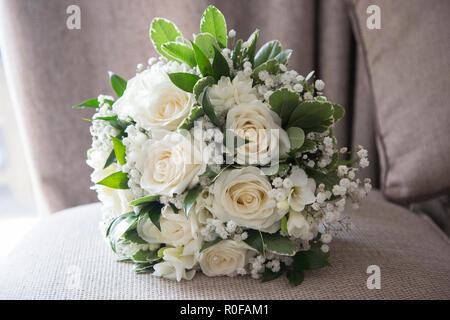 Brides Bouquet warten Durch die Braut an ihrem Hochzeitstag gehalten zu werden. Stockfoto