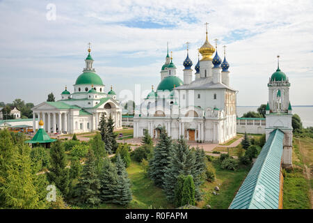 Das architektonische Ensemble des Spaso-Yakovlevsky Kloster in einem bewölkten Sommertag Stockfoto