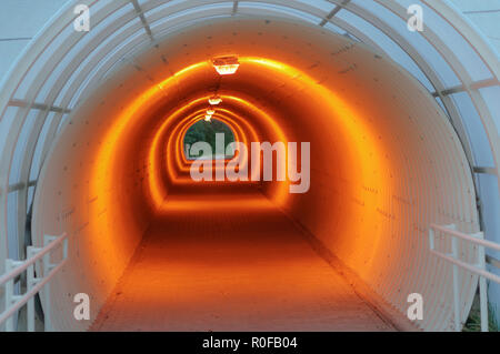 Unterirdische Passage mit gelbem Licht, fußgängerüberweg unter der Autobahn Stockfoto