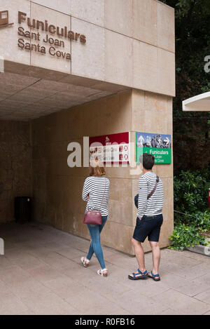 Zwei Personen beim Betreten der Seilbahn Station im Kloster Montserrat, Montserrat, Barcelona, Spanien Stockfoto