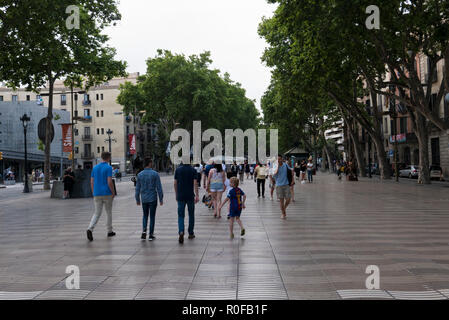 Menschen wandern auf La Rambla, Barcelona, Spanien Stockfoto