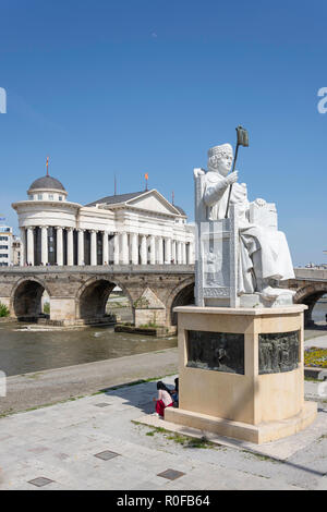 Kaiser Justinian I. Statue, die alte steinerne Brücke und Museum für Archäologie über den Fluss Vardar, Skopje, Skopje Region, Republik Nördlich Mazedonien Stockfoto