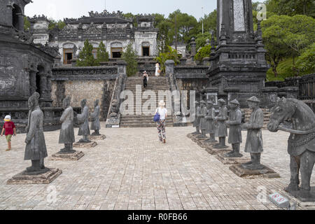 Touristen erkunden Innenhof des alten Khai Dinh Grab in Hue, Vietnam Stockfoto