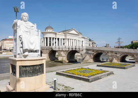 Kaiser Justinian I. Statue, die alte steinerne Brücke und Museum für Archäologie über den Fluss Vardar, Skopje, Skopje Region, Republik Nördlich Mazedonien Stockfoto