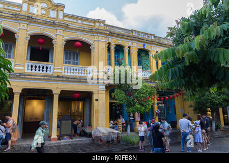 Touristen Sightseeing gelbe Häuser aus der Kolonialzeit in Hoi An Vietnam Stockfoto