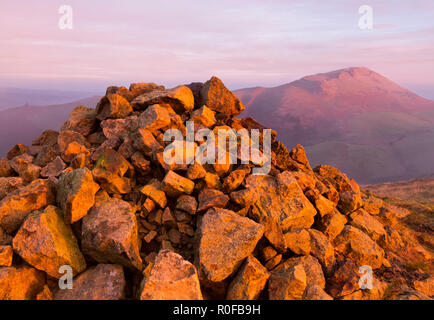 Sonnenaufgang auf Hope Bowdler Hill, Caer Caradoc, Shropshire. Stockfoto