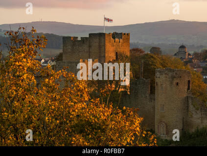 Herbst Sonnenaufgang an Ludlow Castle, von whitcliffe Gemeinsame, Shropshire gesehen. Stockfoto