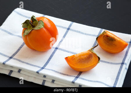 Frische Dattel auf Tuch über schwarzen Hintergrund, Seitenansicht. Nahaufnahme. Stockfoto