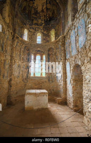 Innenraum der Kirche Aphentiko Hodegetria oder in Mystras Altes Schloss Stadt, Lakonien, Griechenland. Es wurde in 1310 gebaut und es ist ein Teil der UNESCO. Stockfoto