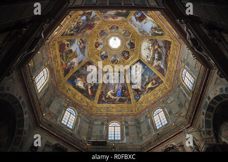 Innenansicht der Kuppel der Kapelle des Fürsten (Cappella dei Principi) in den Kapellen der Medici (Cappelle Medicee) in Florenz, Toskana, Italien. Die Kuppel ist dekoriert mit den Gemälden von italienischen klassizistischen Maler Pietro Benvenuti (1828-1837). Stockfoto