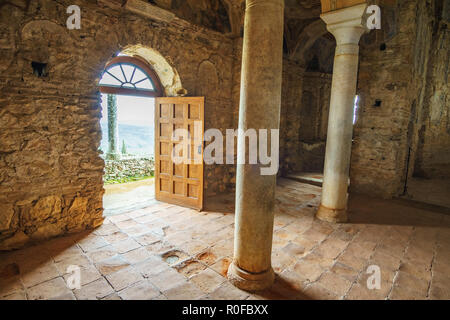 Innenraum der Kirche Aphentiko Hodegetria oder in Mystras Altes Schloss Stadt, Lakonien, Griechenland. Es wurde in 1310 gebaut und es ist ein Teil der UNESCO. Stockfoto