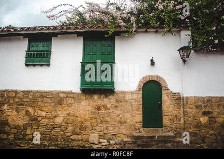 Typische spanische Kolonialarchitektur in Villa de Leyva, einem authentischen Pueblo/kleine Stadt und beliebtes Reiseziel in Boyacá Kolumbien Stockfoto