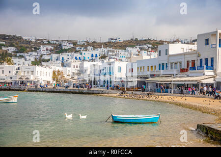 Mykonos, Griechenland - 17.10.2018: Hafen von Mykonos Stadt entfernt mit weißen Arhitektur und bunte Boote, Griechenland Stockfoto