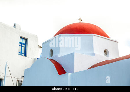 Agia Kyriaki Kirche, typisch griechische Kirche weißes Gebäude mit roten Kuppel gegen den blauen Himmel auf der Insel Mykonos, Griechenland Stockfoto