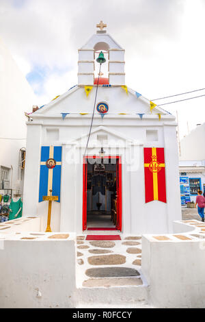 Mykonos, Griechenland - 17.10.2018: Kirche Agia Kyriaki, typisch griechische Kirche weißes Gebäude mit roten Kuppel gegen den blauen Himmel auf der Insel Mykonos, Griechenland Stockfoto