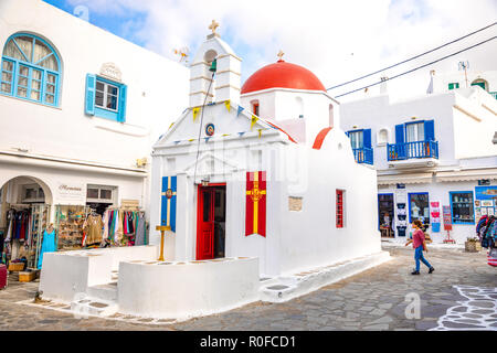 Mykonos, Griechenland - 17.10.2018: Kirche Agia Kyriaki, typisch griechische Kirche weißes Gebäude mit roten Kuppel gegen den blauen Himmel auf der Insel Mykonos, Griechenland Stockfoto