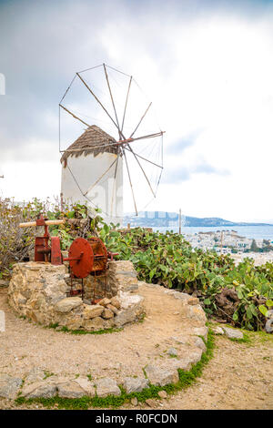 Die berühmten Mühle oberhalb der Stadt Mykonos, Griechenland Stockfoto