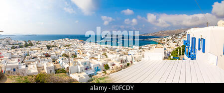 Panoramablick über die Stadt Mykonos mit weißen Architektur und Kreuzfahrtschiff im Hafen, Griechenland Stockfoto