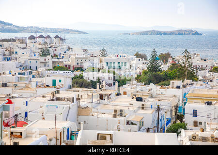 Panoramablick über die Stadt Mykonos mit weißen Architektur und Kreuzfahrtschiff im Hafen, Griechenland Stockfoto