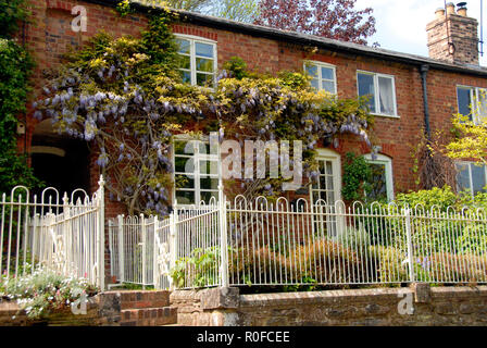 Reihe von attraktiven Reihenhäusern Cottages, Shropshire, England Stockfoto