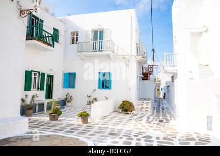 Traditionelle Häuser mit blauen Türen und Fenster in den engen Gassen des griechischen Dorfes in Mykonos, Griechenland Stockfoto