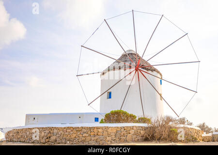 Windmühle auf einem Hügel in der Nähe des Meeres auf der Insel Mykonos, Griechenland Stockfoto