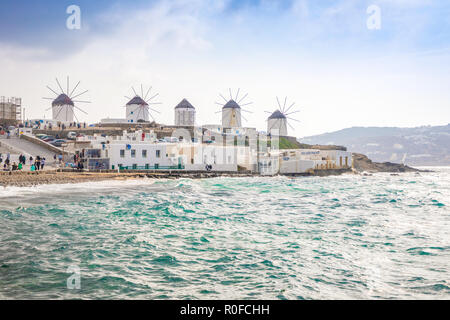 Mykonos, Griechenland - 17.10.2018: Windmühle auf einem Hügel in der Nähe des Meeres auf der Insel Mykonos, Griechenland Stockfoto