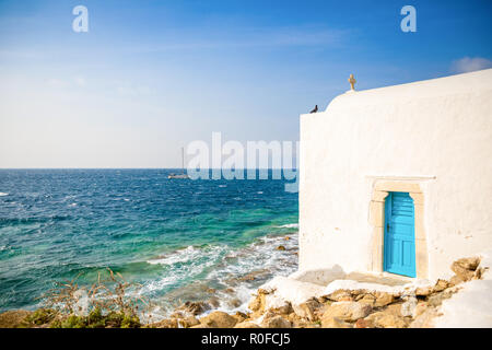 Griechische Kirche weißes Gebäude mit Kuppel gegen den blauen Himmel auf der Insel Mykonos, Griechenland Stockfoto