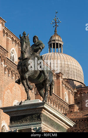 Reiterstandbild von Bartolomeo Colleoni, a Renaissance Skulptur von Andrea Del Verrocchio, in Campo Santi Giovanni e Paolo, Venedig, Italien. Stockfoto