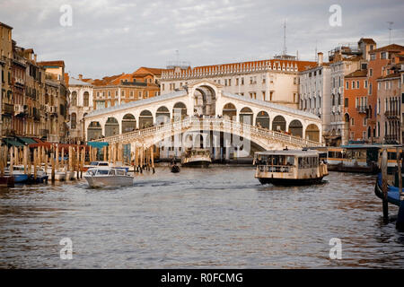 Die Rialtobrücke (Ponte di Rialto) über den Canal Grande in Venedig, Italien Stockfoto