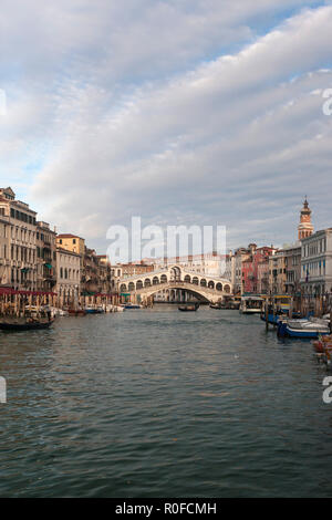 Blick auf den Canal Grande (Canal Grande) mit Rialtobrücke (Ponte di Rialto) in Venedig, Italien Stockfoto