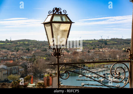 Blick auf den Bolsena See und der kleine Hafen von Capoddimonte, Latium, Italien Stockfoto