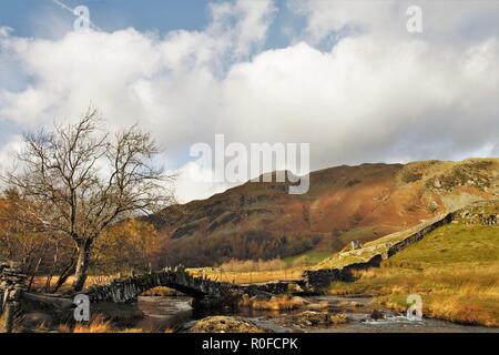 Großbritannien Little Langdale Cumbria GROSSBRITANNIEN. Blick Richtung Slaters Brücke von der Little Langdale Valley im englischen Lake District, Cumbria GROSSBRITANNIEN. Stockfoto